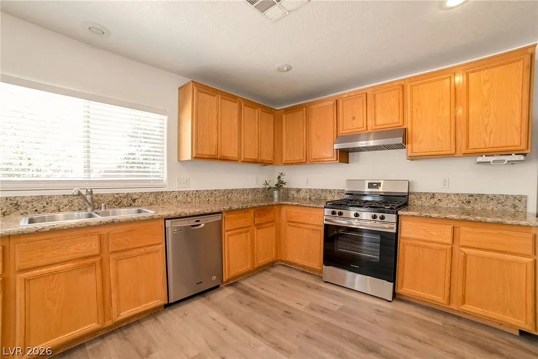 3 bed, 2.5 bath, 1675 sqft, $2,395 — Photo 3