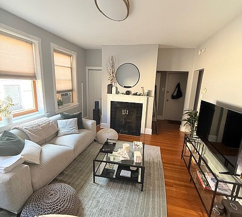 3rd image of 630 W Waveland Ave APT 4D