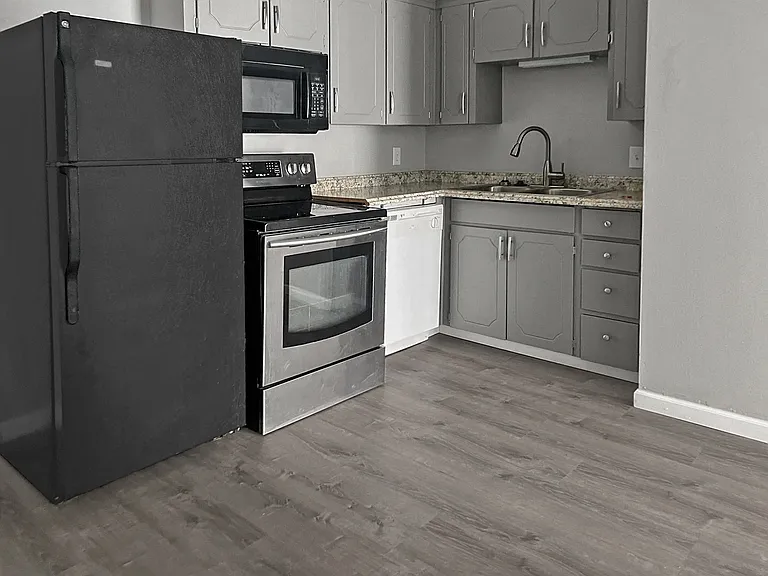 Suncrest Apartments — Photo 8