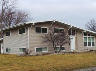 42 Circle Dr, Charleston, IL 61920