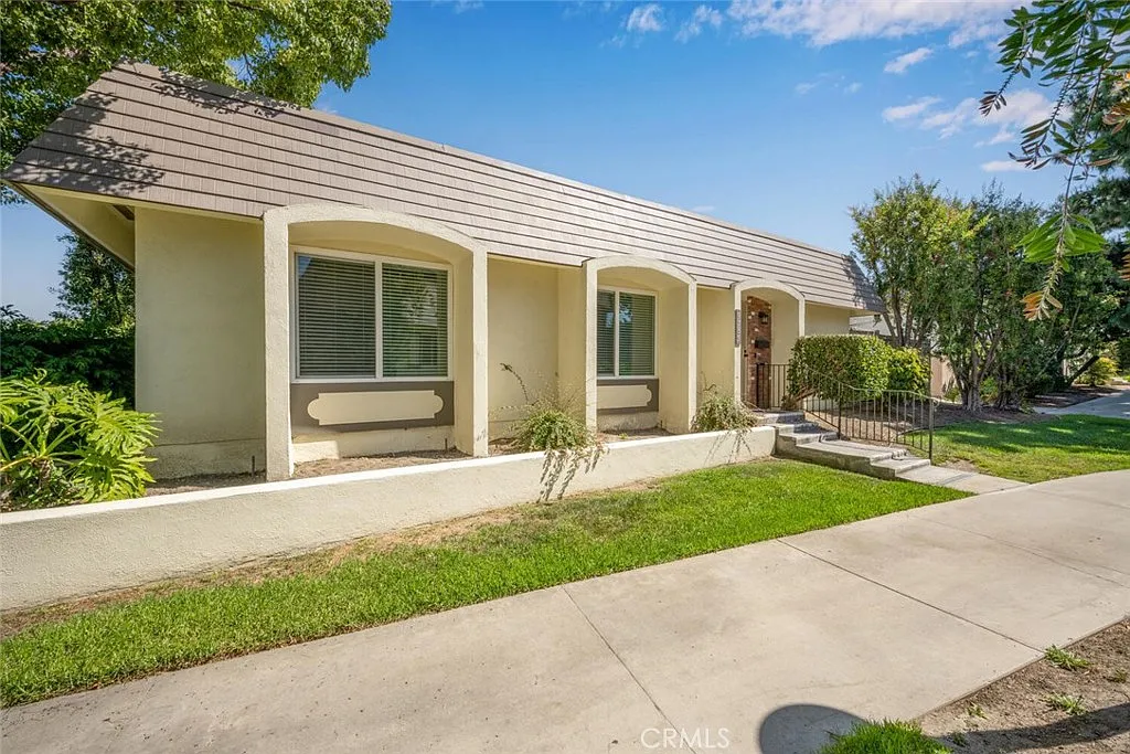 3 bed, 1056 sqft, $3,600 — Photo 1