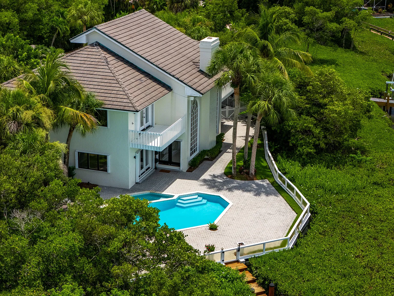 6 bed, 5.5 bath, 3896 sqft, $40,000 — Photo 3