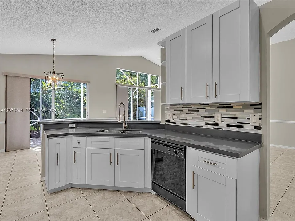 6271 SW 195th Ave