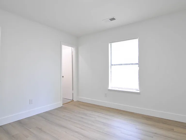 212 W Hanover Ave — Photo 6