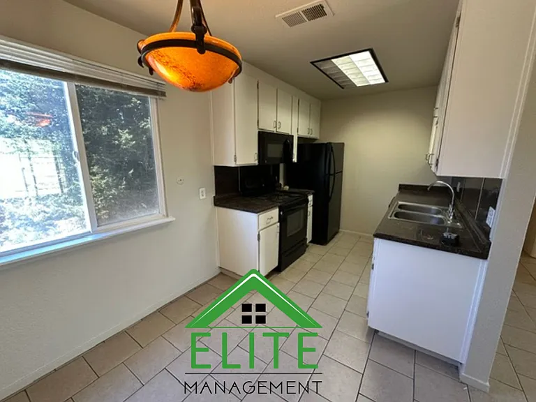 129 W Oak St #4 — Photo 9