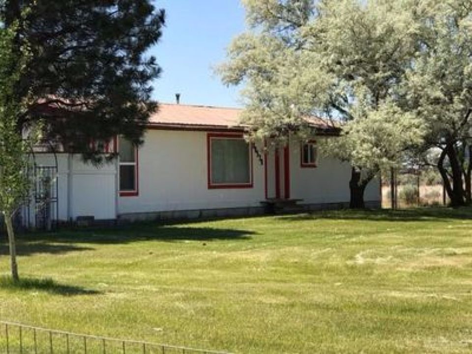 Spacious fenced front yard. 