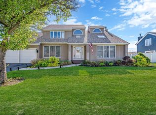 810 Anthony Dr, Lindenhurst, NY 11757