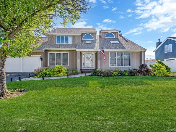 810 Anthony Drive, Lindenhurst, NY 11757