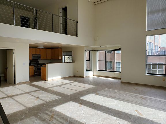 4th image of 2111 26th St Unit 201