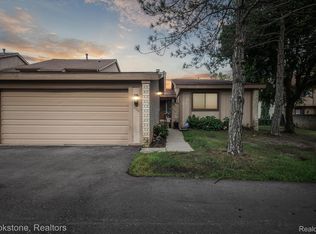 5195 Richard Run, West Bloomfield, MI 48322