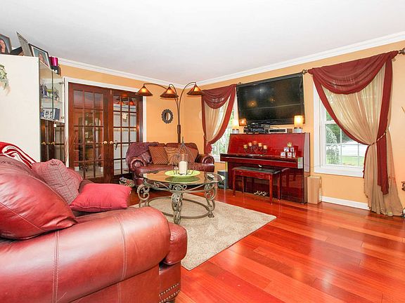 4th image of 9 Chatham Woods Dr