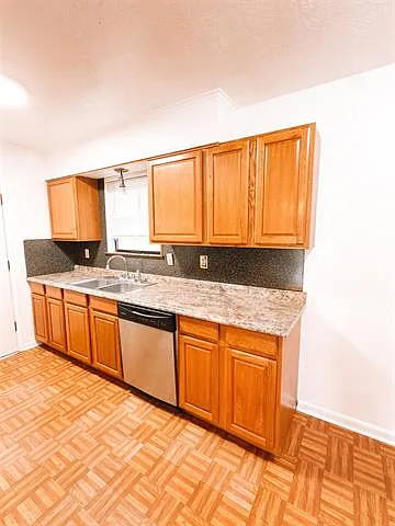 629 Joseph St — Photo 3