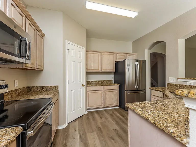 1630 Redwood Dr — Photo 8