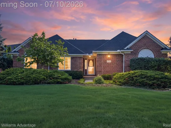 9722 Sunnywood Trl, South Lyon, MI 48178
