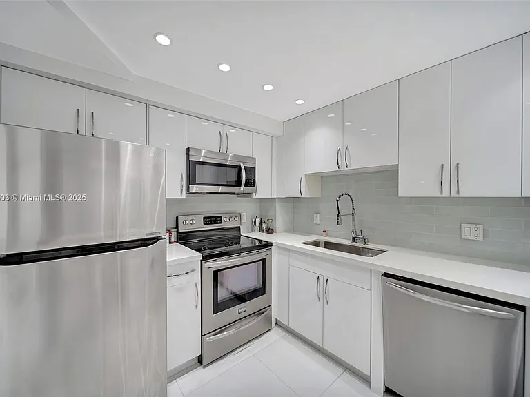 1950 S Ocean Dr #7G — Photo 2