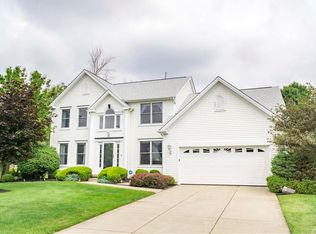 17 Stone Hedge Dr, Lancaster, NY 14086