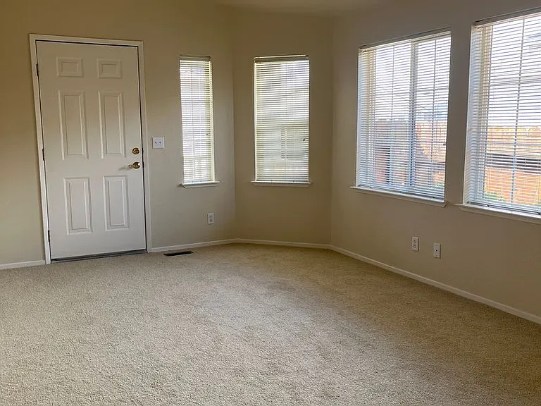 1237 Gambrel Dr — Photo 2
