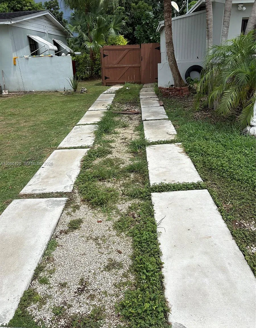Laurel Manor — Photo 3