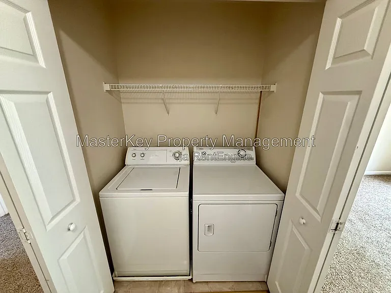 414 Walnut Woods Dr — Photo 22