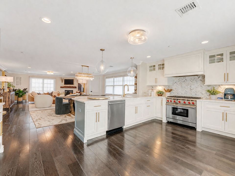 1st image of 9 Village Green Dr