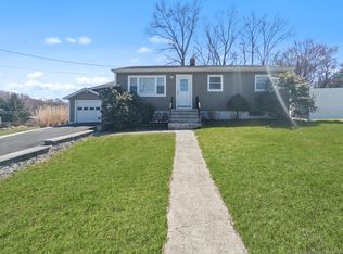 4 Stuart Dr, Danbury, CT 06811