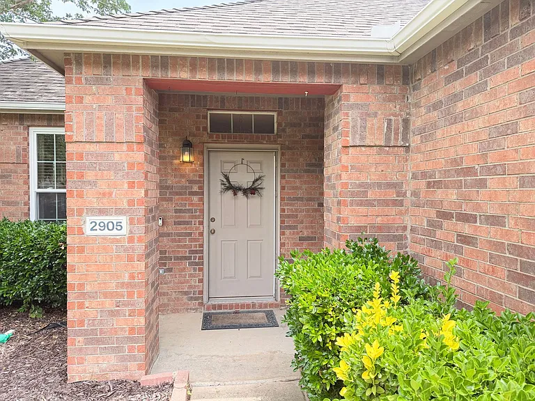 2905 Hudson Xing — Photo 2