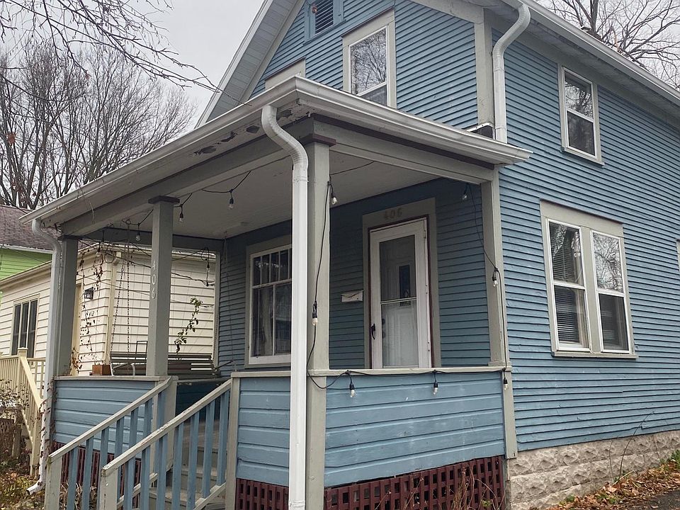 Front view of house w/ driveway