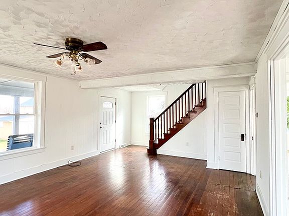 3rd image of 6 N Soudersburg Rd