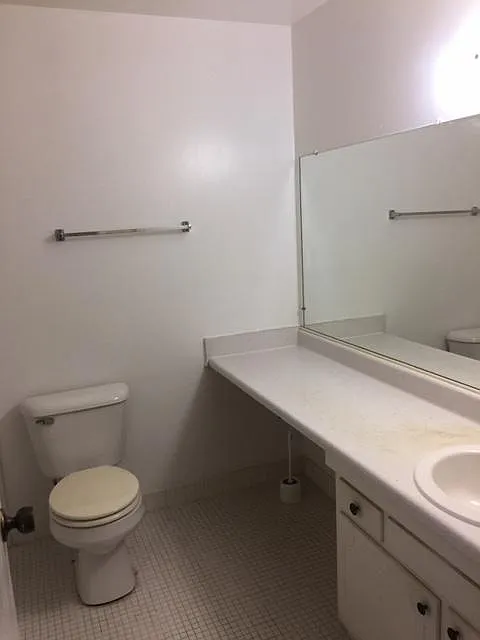 587 E Fox Hills Dr — Photo 2
