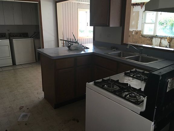5th image of 222 E Clarendon Dr