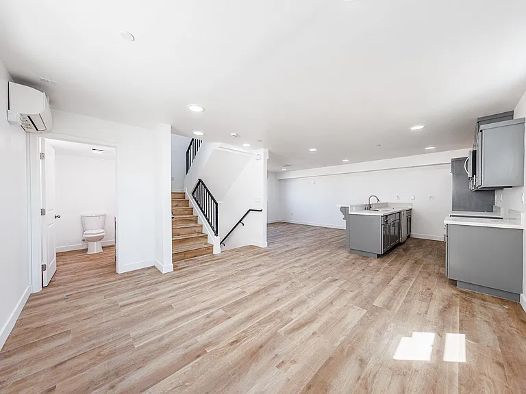 Huge 2, 3 & 4 Bed 2026 Townhomes — Photo 15