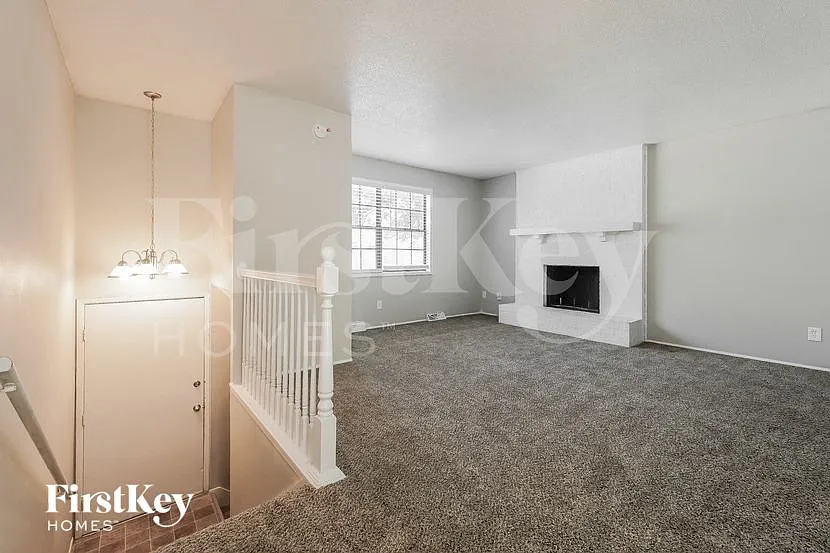 3 bed, 2.0 bath, 1435 sqft, $1,930 — Photo 3