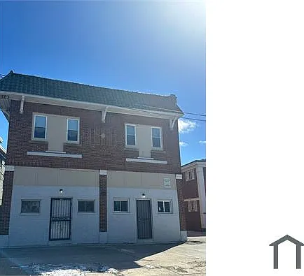 17568 Lake Shore Blvd — Photo 1