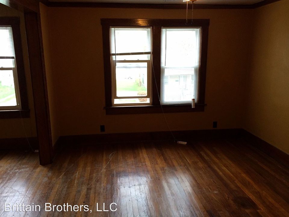 2nd image of 8807 W Maple St