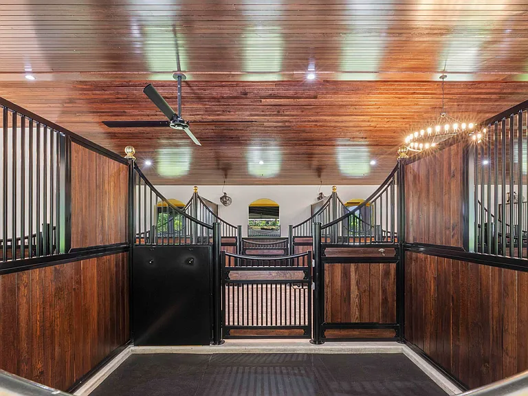 4985 Stables Way — Photo 3