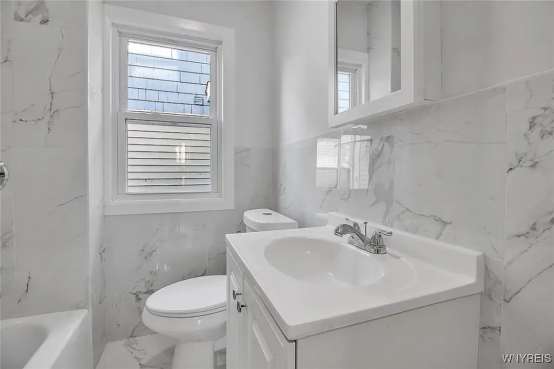 523 Winspear Ave — Photo 2