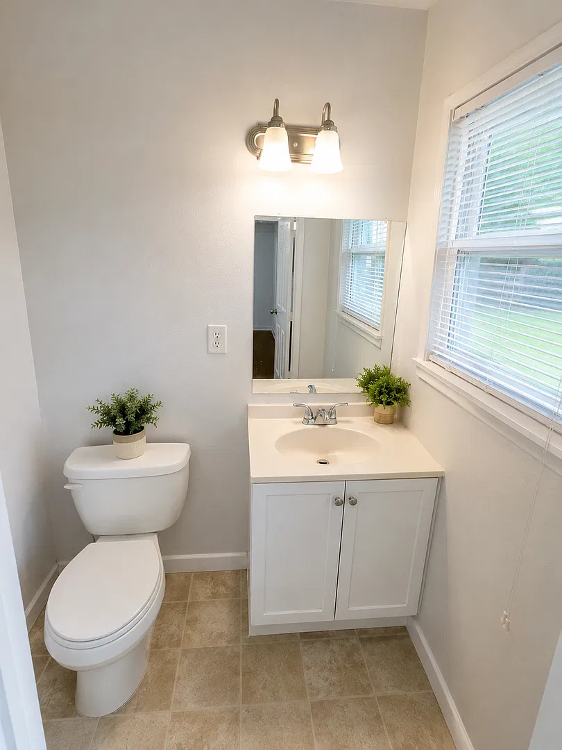 Stunning 3-Bedroom Home with Spacious Backyard — Photo 3