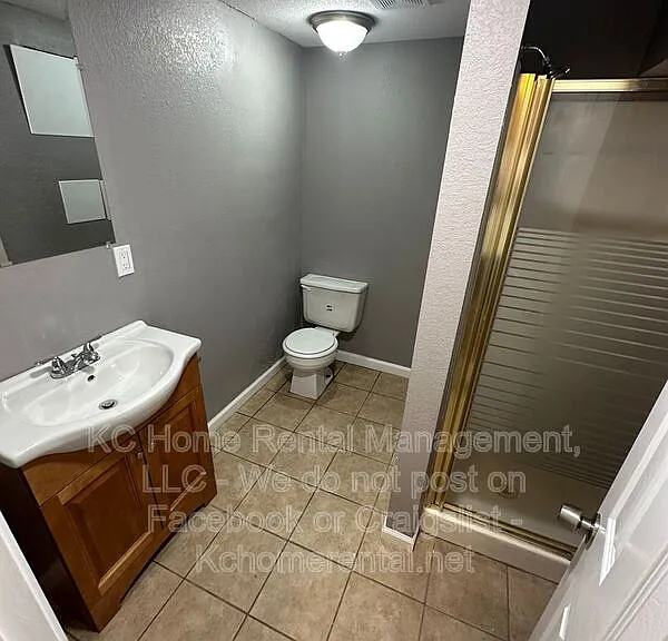 424 NE Lakeview Dr — Photo 31