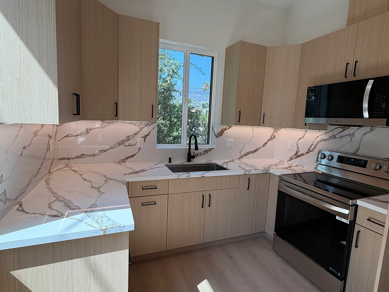 2 bed, 900 sqft, $3,750 — Photo 4