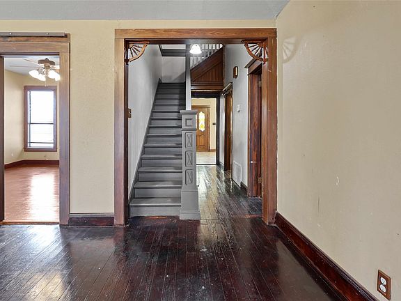 4th image of 401 W Maple St