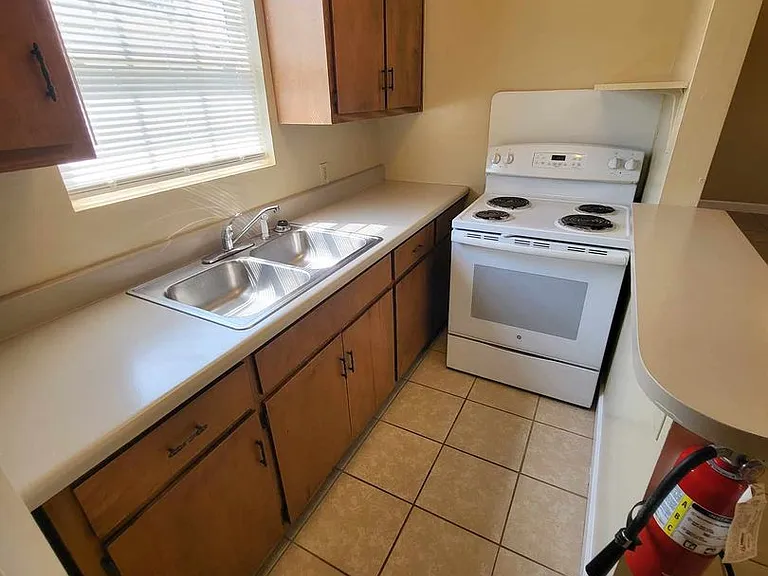 604 E Madison St — Photo 18