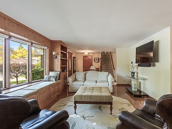 4th image of 832 Pinehurst Ln