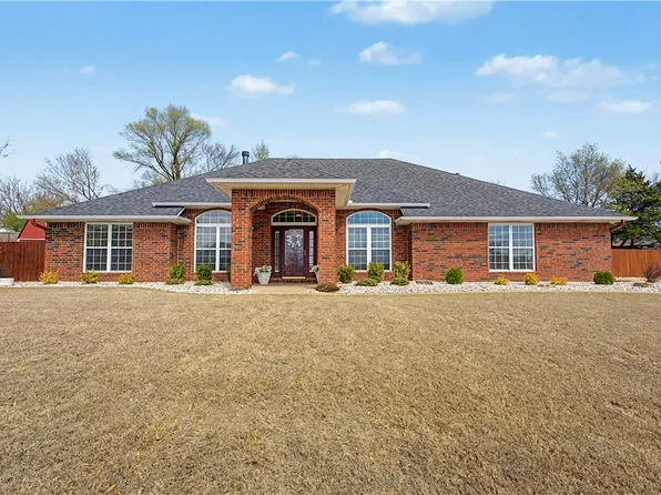 504 Fairway Cir, Springdale, AR 72764