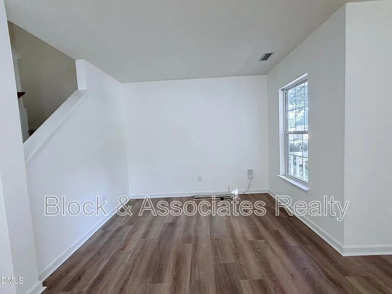 4 bed, 2.5 bath, 1710 sqft, $2,050 — Photo 3