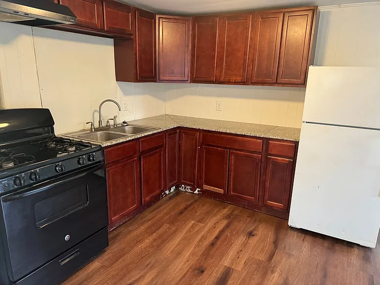 223-227 E Dominick St — Photo 10