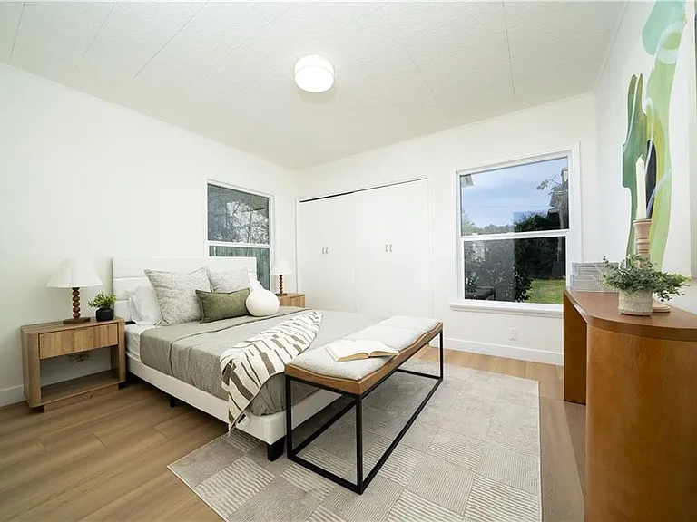 1026 La Presa Dr — Photo 15