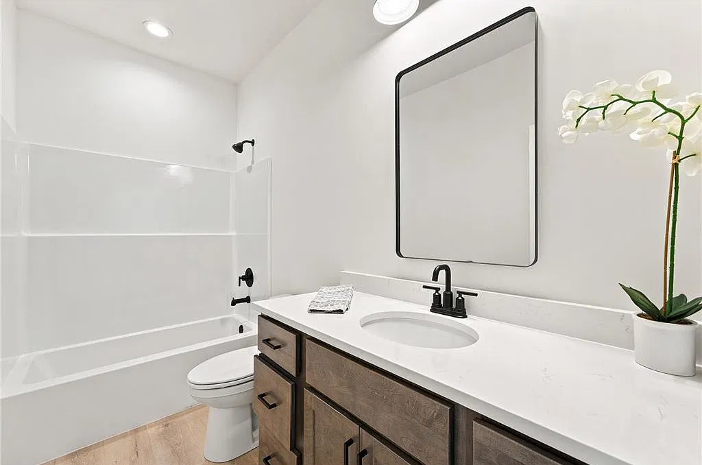 4 bed, 2331 sqft, $3,995 — Photo 4