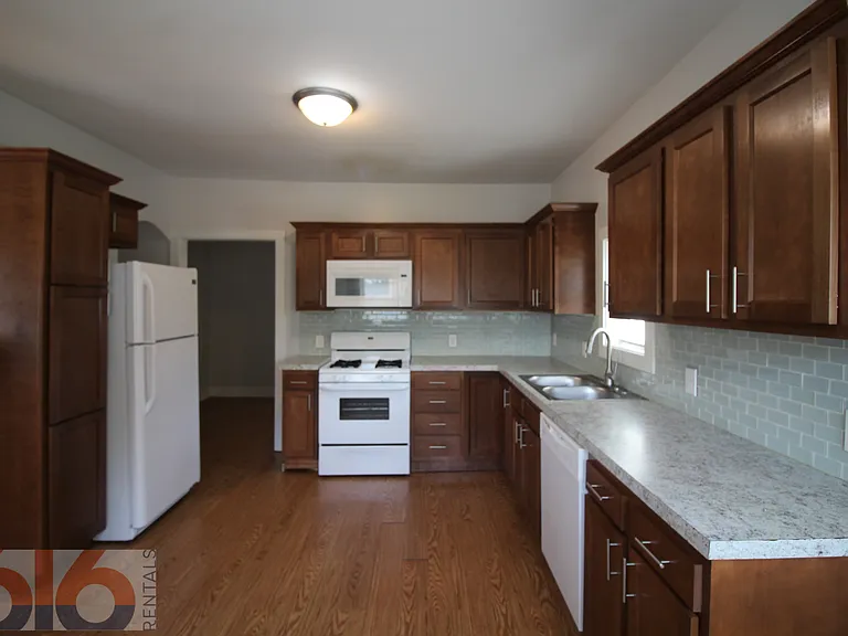 858 Dayton St SW — Photo 2