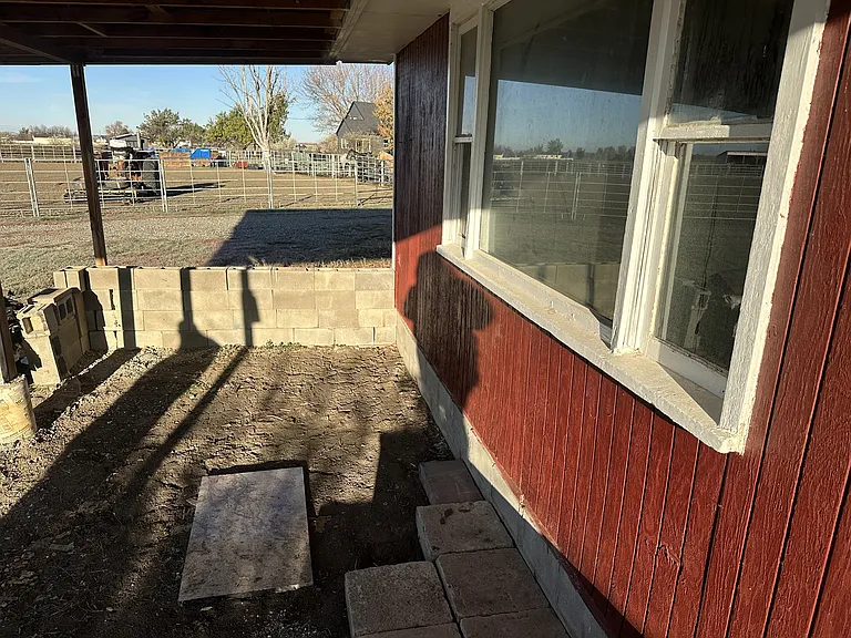 758 W G Rd — Photo 2