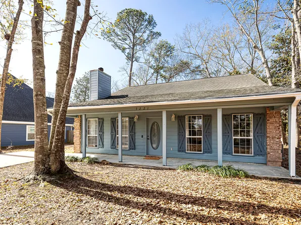 3221 N 3rd St, Ocean Springs, MS 39564